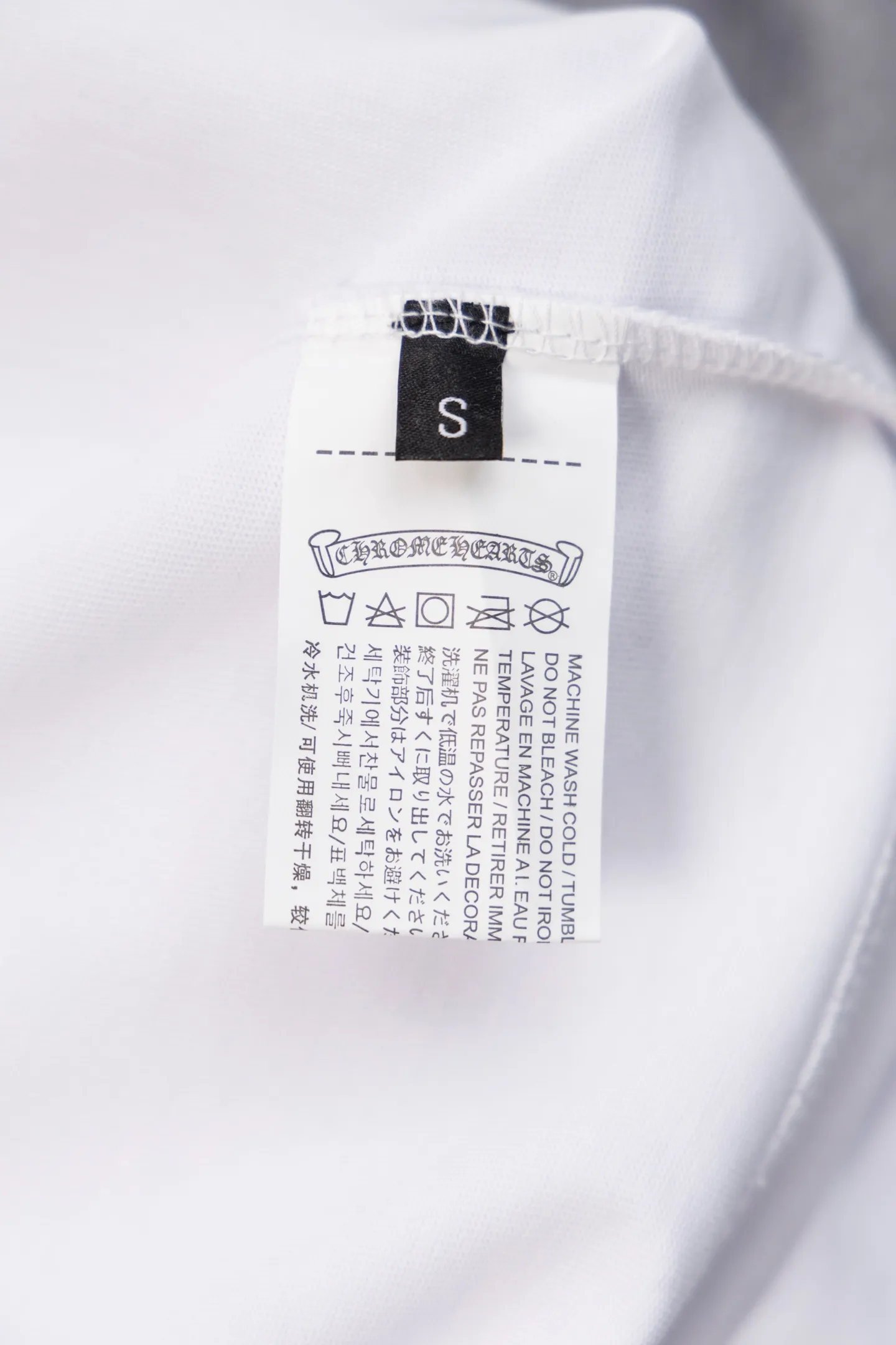 P190 Chrome Hearts CH Chrome Hearts black and white raglan sleeve Sanskrit letter printed long-sleeved T-shirt. Refreshing and comfortable, the colors have been fixed. - High elastic slurry, synchronized with all original foam printing, CH classic horseshoe pattern on the chest and back, Sanskrit on the sleeves, logo classic Gothic font printed on the collar thread - Restore the original printed collar label, more comfortable to wear, not tied to the body, custom hangtag accessories Color: black white Size: s—xl
